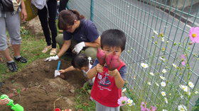 掘った芋を見せる子ども