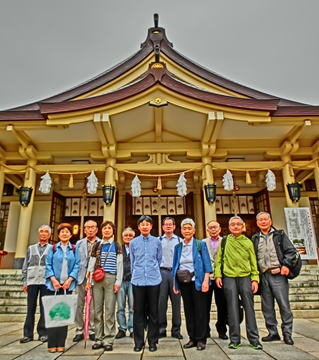 湊川神社社殿前で記念撮影